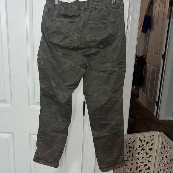 Torrid green camo weekend straight cargo pants Size 1 (14-16) - Picture 7 of 10